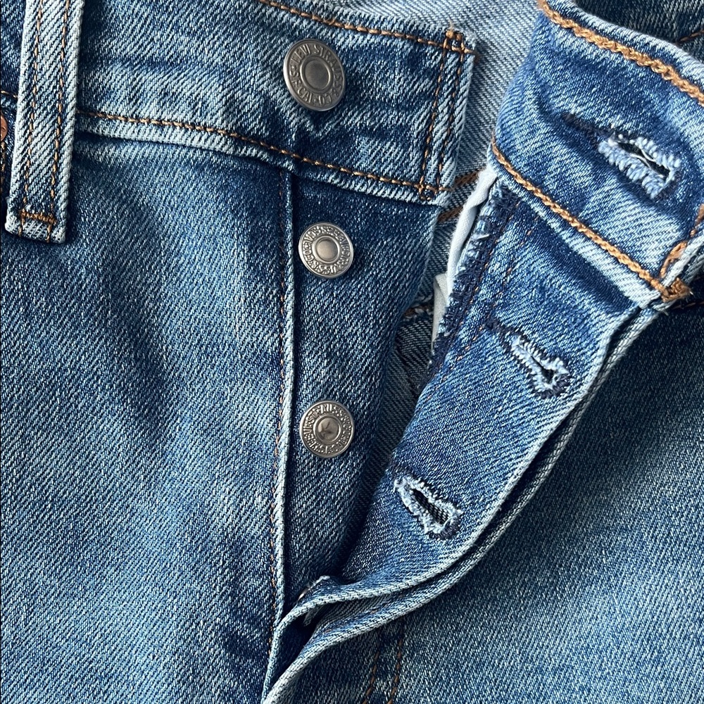 Levi's Classic Blue Jeans - Picture 15 of 16